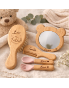 Accessoires bébé personnalisés en bois – brosse, miroir, couverts gravés | Les gravures de l'Aven